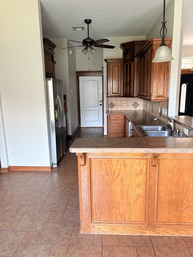 Building Photo - 1209 Alma Dr