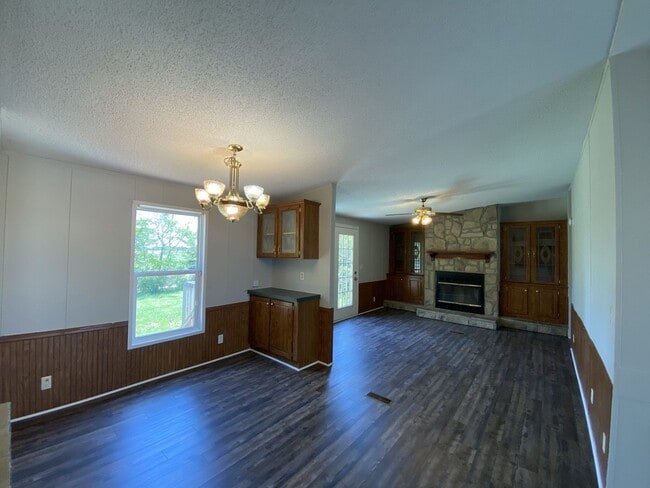 Building Photo - Four Bedroom In the Country