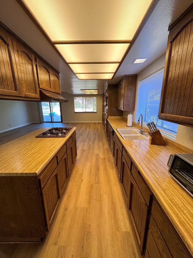 Building Photo - Spacious Central Ventura Home