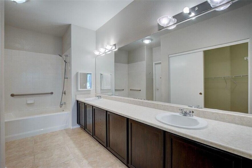 Building Photo - 720 Peachy Canyon Cir