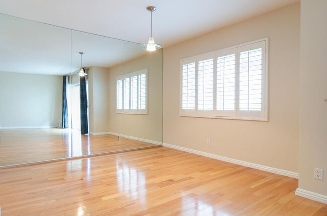 Building Photo - Stunning renovated apartment in the Heart ...