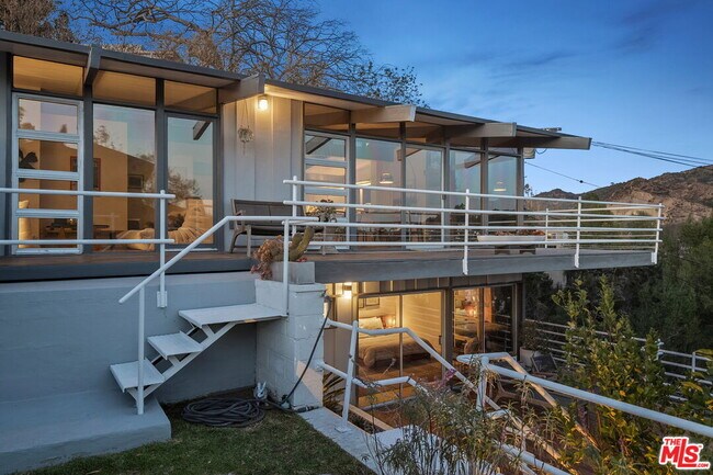 Building Photo - 2690 Hollyridge Dr
