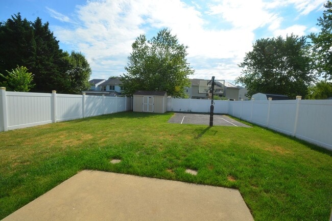 Building Photo - Stunning and Beautifully Updated Twin Home 3 Bedroom - Fenced In Backyard with a Basketball Court