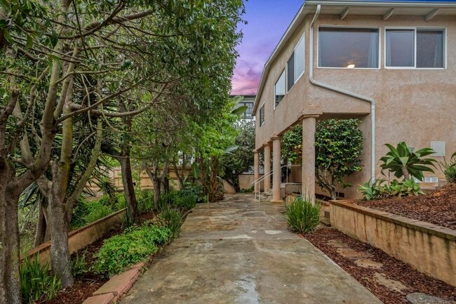 Building Photo - 6430 La Jolla Scenic S Dr
