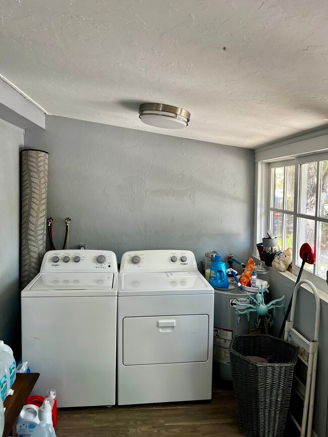 Building Photo - 1533 Hough St