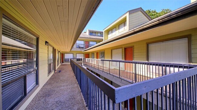 Building Photo - 908 Poplar St