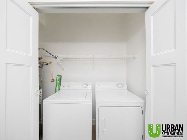Building Photo - Bright 2 Bedroom Condo in Beautiful Libert...