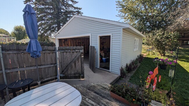 Building Photo - NW Rochester MN, 3bedroom 2bath 2+Car deta...