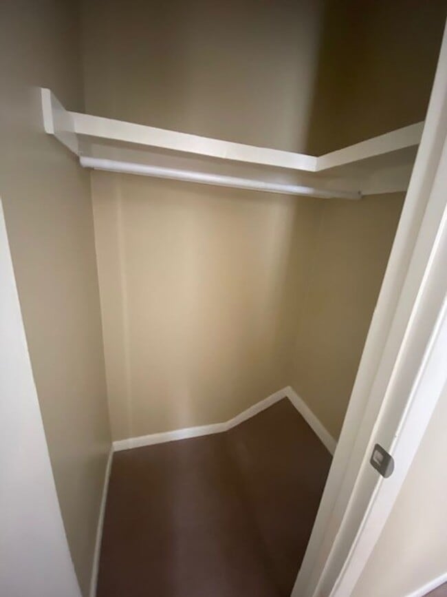 Building Photo - Cute 2 bedroom 1 1/2 bath townhome
