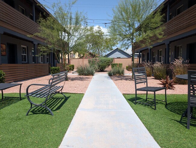 Building Photo - 2 BEDROOM APARTMENT IN DOWNTOWN LAS VEGAS