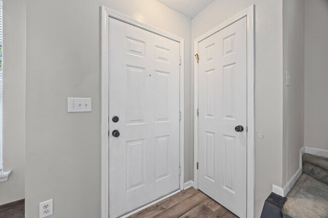 Building Photo - Great 2 bdrm Townhome in Steele Creek area...