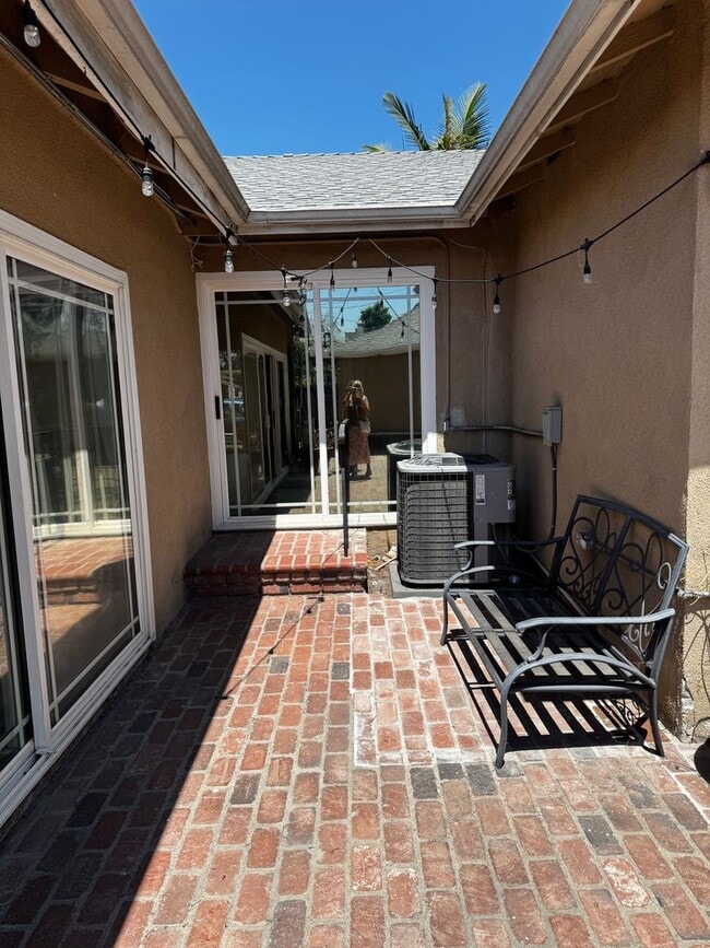 Building Photo - Three Bedroom Pool Home for Rent in Downey!