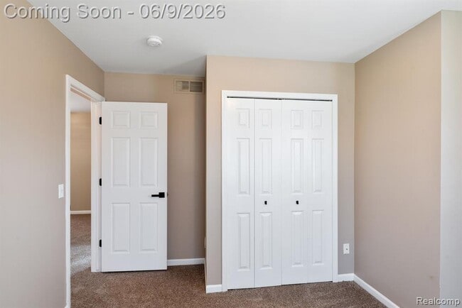 Building Photo - 3260 Sashabaw Rd