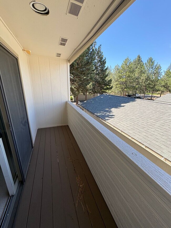 Building Photo - 2 Bed/2.5 Bath Townhome with Garage, Pool and Tennis Court