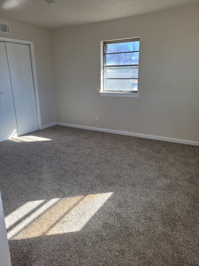 Building Photo - 8204 S Country Club Dr