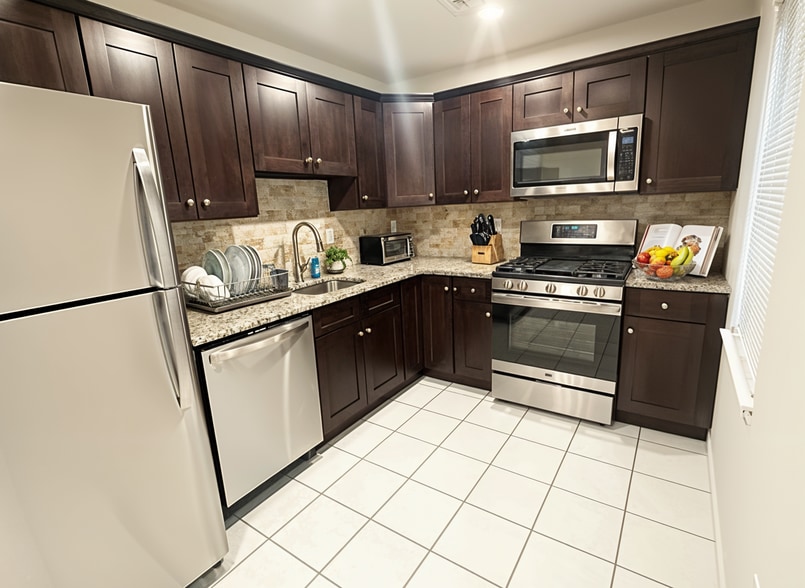 Kitchen - 156 Roseland Ave