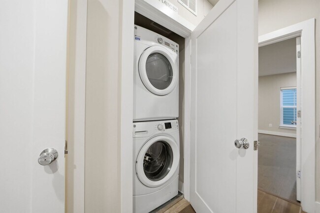Building Photo - Georgia Row Townhome | 2 Bed | 2.5 Bath | 1,400 Sf | Juliet Balcony | 1 Assigned Parking Space