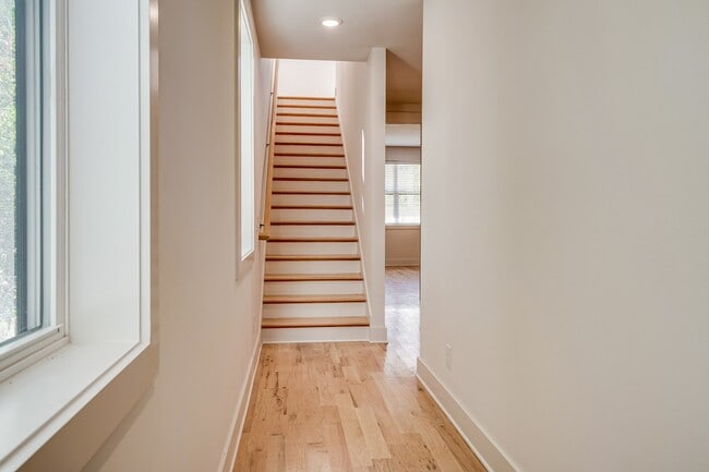 Building Photo - Stunning 4-Bedroom Nashville Home with Granite Countertops, Hardwood Floors, and Fireplace!