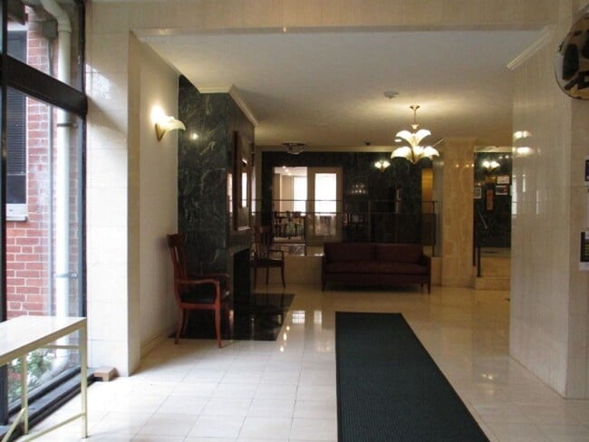 Building Photo - Spacious 1BR! Utilities Included! Rosslyn ...