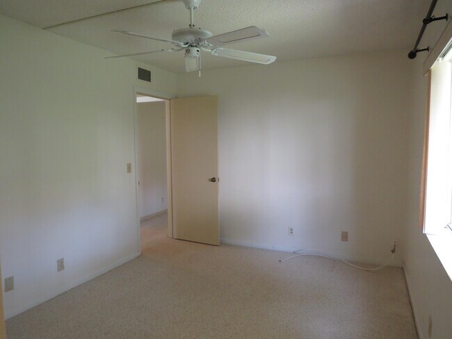 Building Photo - 118 Lake Pine Cir