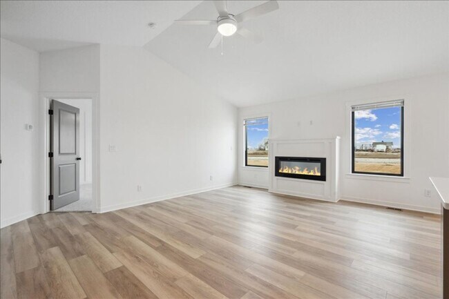 Building Photo - FINISHED BASEMENT!! 4 Bed, 3 Bath Townhome in Ankeny