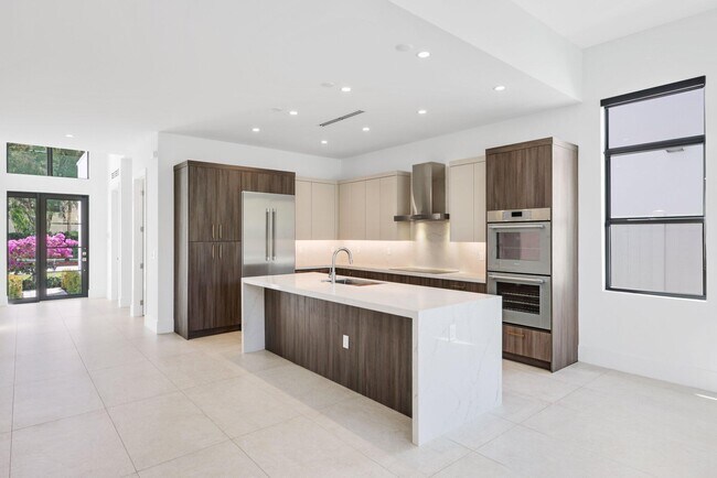Building Photo - 655 Kingsbridge St
