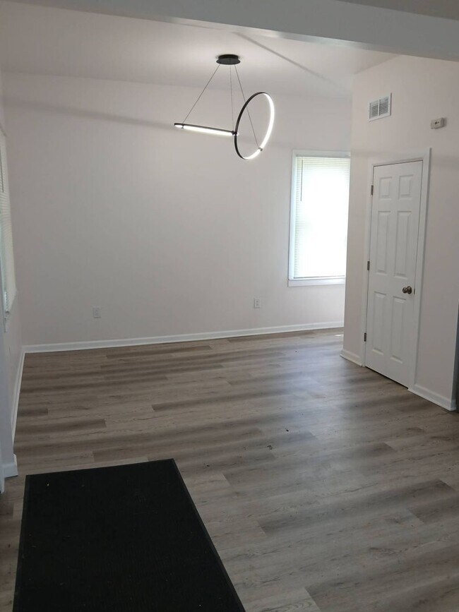 Building Photo - 6015 Hosmer Ave