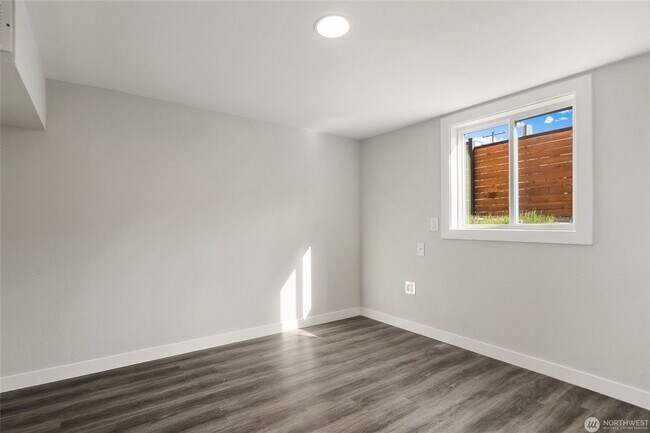Building Photo - 5 Bedroom 2 Bathroom House with Large Lot
