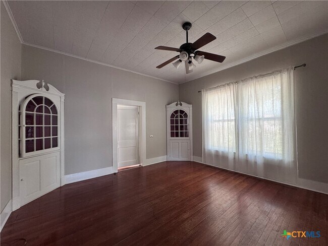 Building Photo - 410 Burleson St