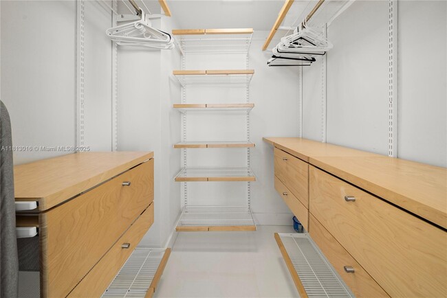 Building Photo - 2555 Collins Ave