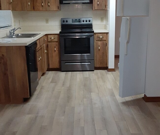 Building Photo - **Move In Special**