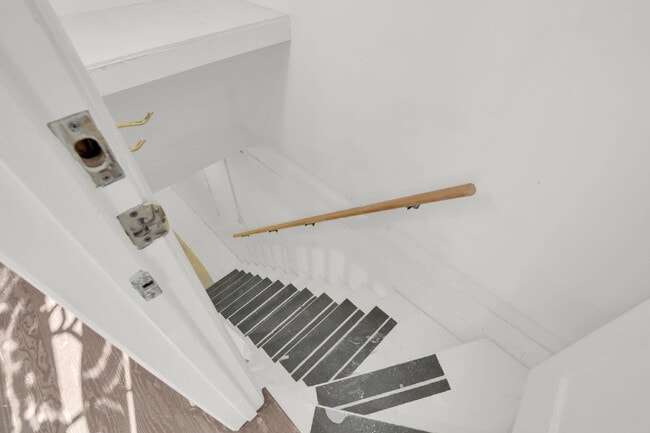 Building Photo - NOT YOUR AVERAGE 4 BEDROOM HOUSE!