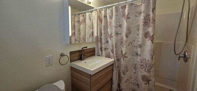 Building Photo - Charming 3BR First-Floor Condo – Walk to B...