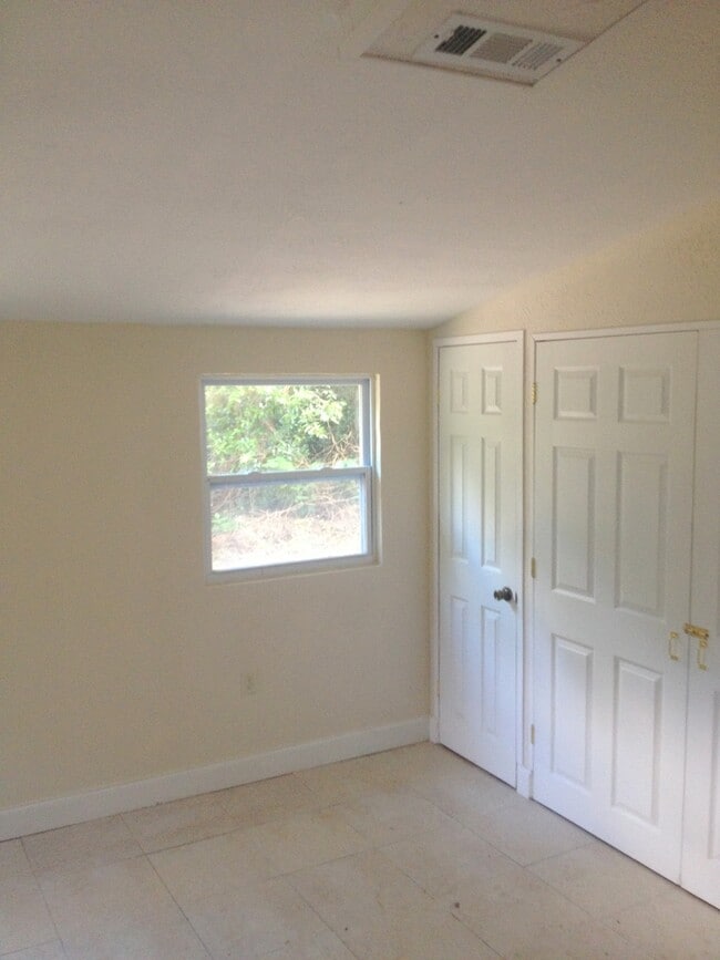 Building Photo - Quiet Dade City 3BR/1BA Block Home !