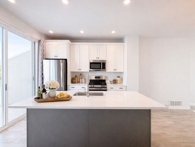 Building Photo - Stunning and Spacious 3BR 3BA Townhouse w/ Quartz Kitchen + Garage Parking + Modern Finishes in E...