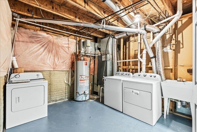 Building Photo - Charming 3-Level Townhome