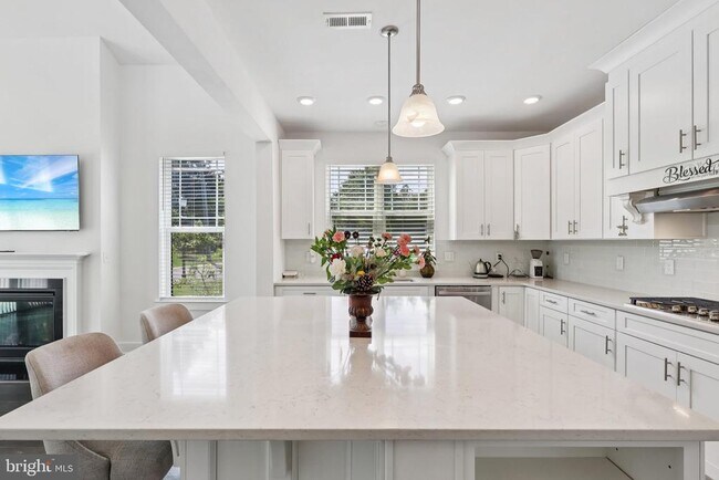Building Photo - 2 Dogleg Ln