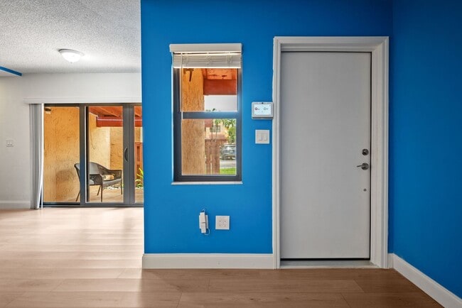 Building Photo - 2 Bed / 2 Bath Condo for Rent – Prime Miami Location