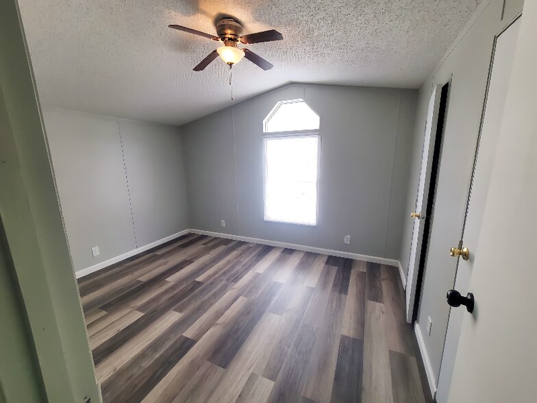 Building Photo - 72 Deerwood Park