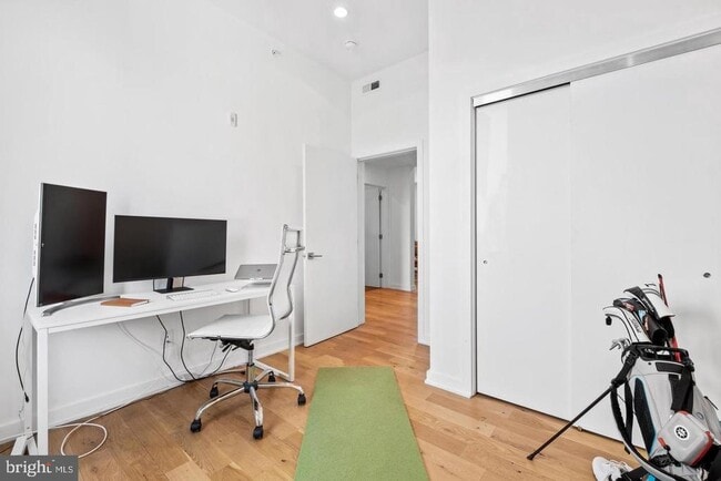 Building Photo - 1617 Hope St