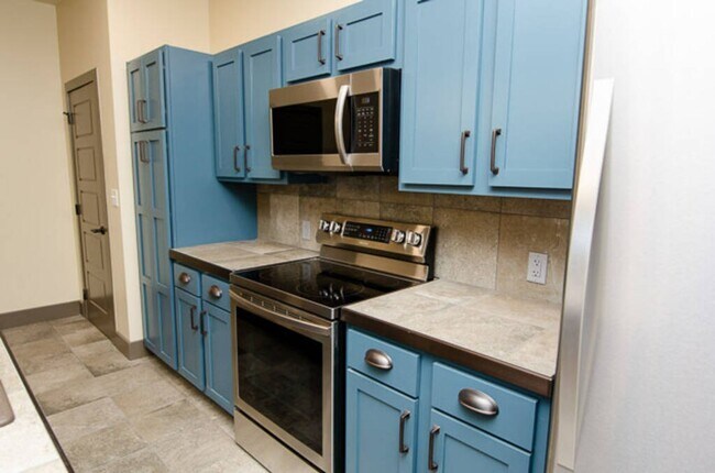 Building Photo - C Street Loft Available Mid August