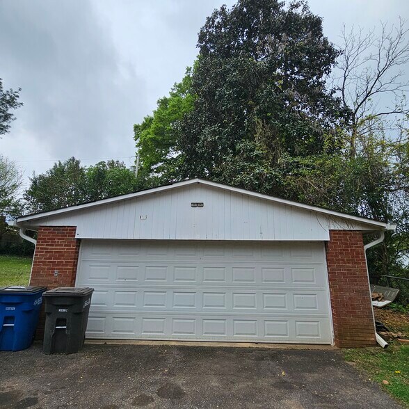 Building Photo - 548 Greenway Dr