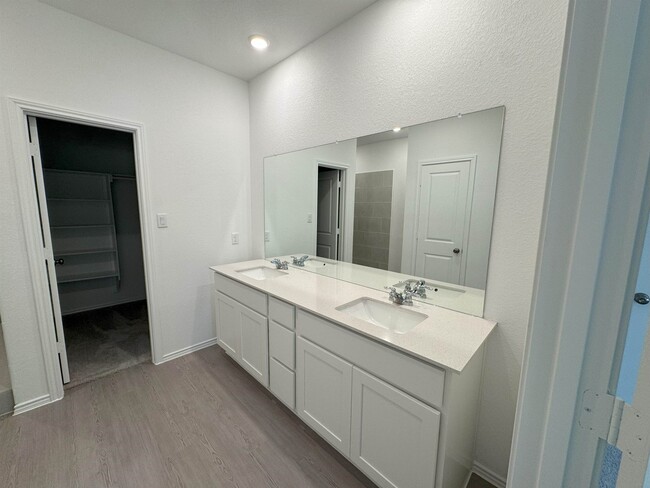 Building Photo - 203 Heritage Grv
