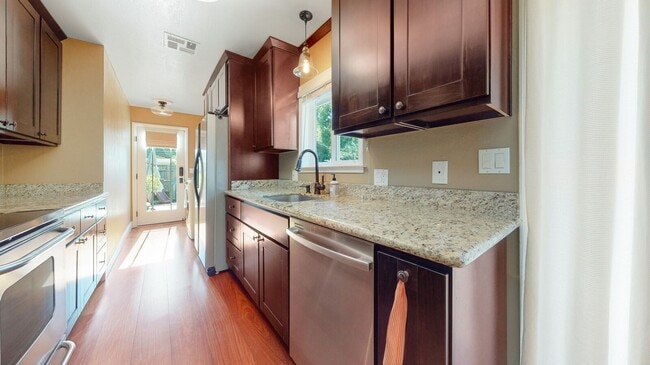 Building Photo - Charming Cottage Home In Central Redwood City - 3D Tour