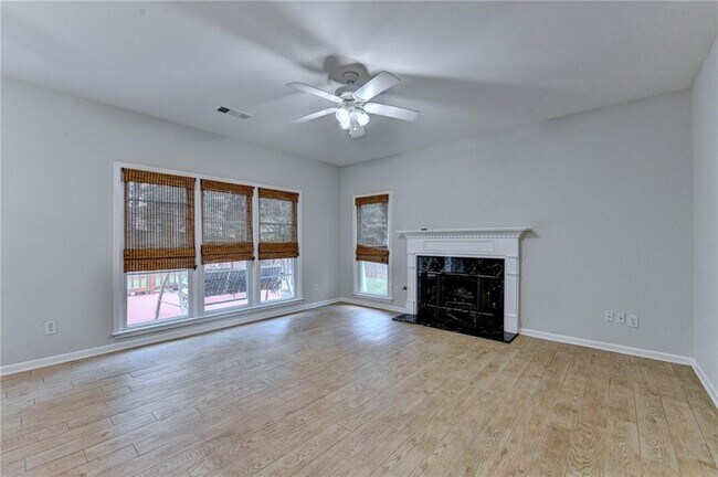 Building Photo - 2835 Crestmont Ct