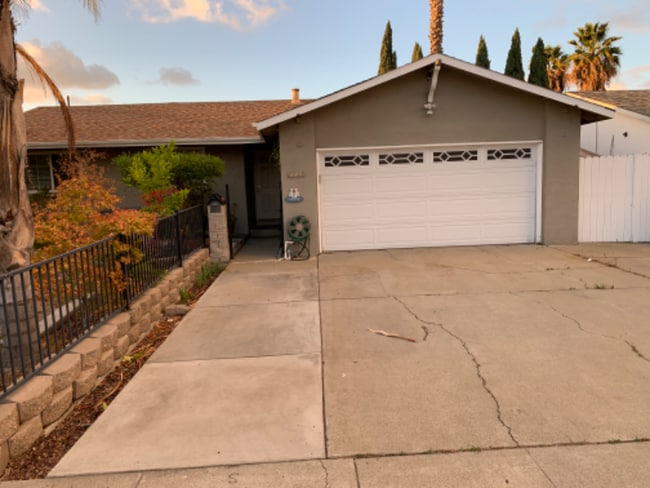 Building Photo - 2715 Cunningham Ave