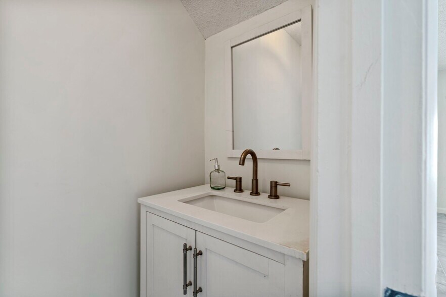 1/2 Bath - 122 Pine St