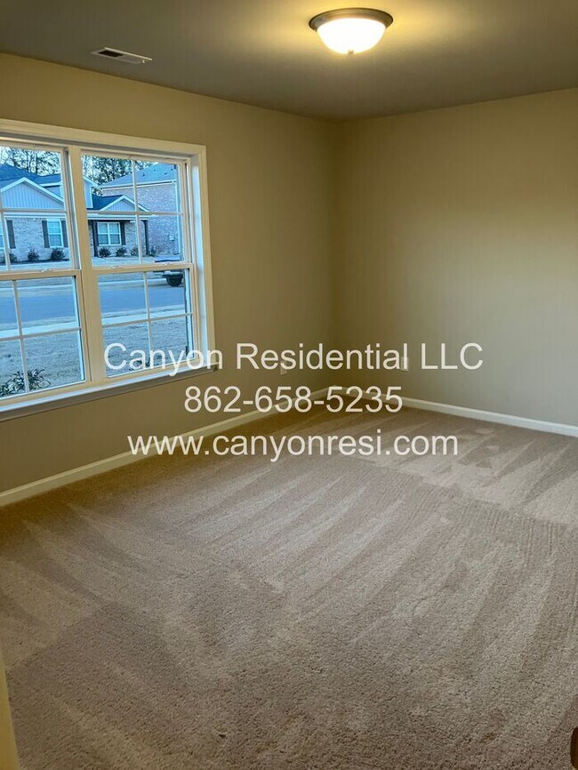 Building Photo - Great 3 BR 2 BA in great location won't last long!