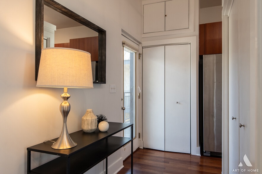 Entry Area - 4751 N Artesian Ave #409