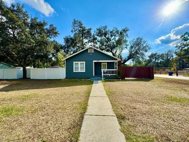 Primary Photo - 1601 E Maple Ave